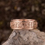 кольцо с рунами из золота